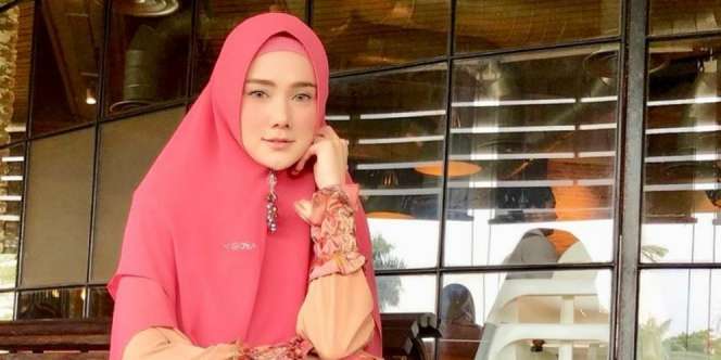 Bergamis Pink, Mulan Jameela Bawa Tas Seharga Rumah