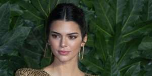 Gaya Summer-Look Kendall Jenner Saat Kepanasan Curi Perhatian