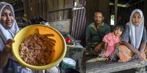 Kisah Pilu Keluarga Miskin Mengais Kulit Ayam Sisa Kantin Demi Bisa Makan