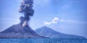 Gunung Anak Krakatau Erupsi, Kolom Abu Capai 300 Meter