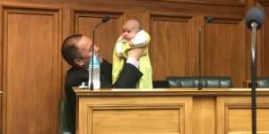 Tuai Simpati Publik, Senator Pria Asuh Bayi di Sidang Parlemen