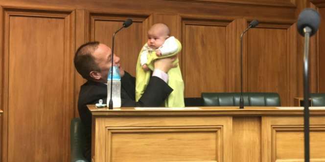 Tuai Simpati Publik, Senator Pria Asuh Bayi di Sidang Parlemen