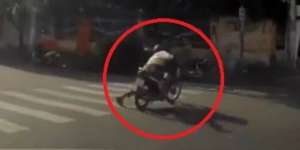 Akibat Berkendara Sambil Telepon, Lihat yang Dialami Bapak Ini! Mau Ngakak Tapi