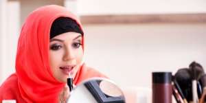 Tips Memilih Make Up untuk Kulit Gelap