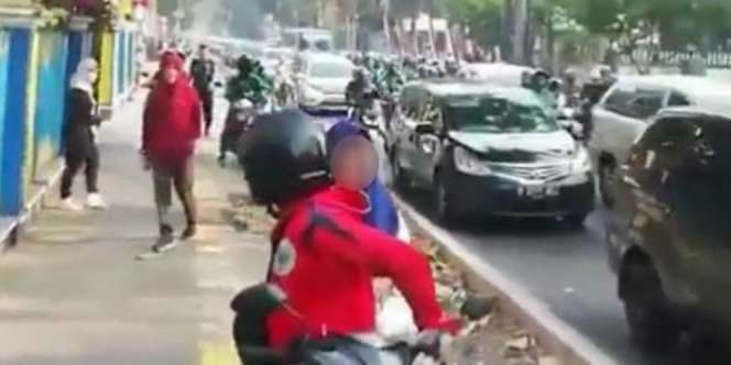 Ditegur karena Melaju di Trotoar Cikini, Pemotor Ini Malah Ngamuk