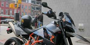 Kelakuan Kocak Pemilik Trail KTM Rawat Motor Bak Kekasih
