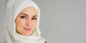 Tips Memakai Foundation Agar Tampil Glowing Saat Traveling