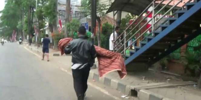 Heboh Ayah di Tangerang Gotong Jenazah Anak ke Rumah
