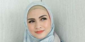 Berhijab Syar'i, Intip Potret Anggun Donita dengan Gamis Serba Pink