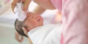 Cara Aman Membersihkan Wajah Bayi, Ikuti Langkahnya