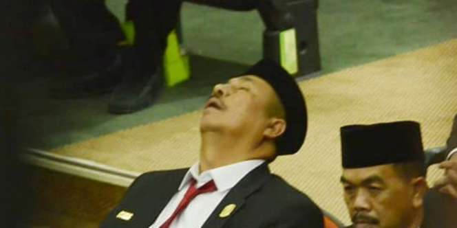 Viral Anggota Baru DPRD Bekasi Tertidur Saat Pelantikan