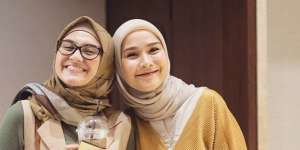 Foto Bareng, Outfit Hijab Zaskia Mecca dan Zee Zee Shahab Disorot