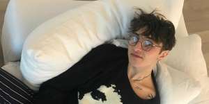 Gaya Fashion Anwar Hadid yang Bikin Dua Lipa `Kelepek-klepek`