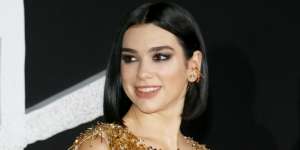 Serba Hitam, Gaya Outfit Dua Lipa Super Trendy