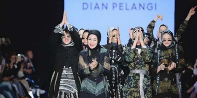 Eksotisme 'Rimba Borneo' Dian Pelangi di Panggung Mode Turki