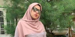 Berhijab Nyentrik, Harga Tas Fairuz A Rafiq Saingi Motor