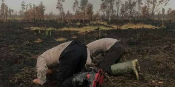 Sujud Syukur Polisi Satgas Karhutla Sambut Turunnya Hujan