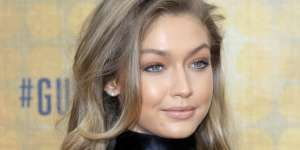 Gaya Stunning Gigi Hadid di VMAs, Kasual dan Serba Nude