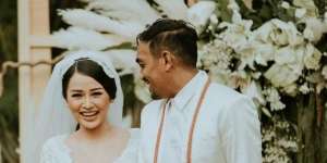Dansa di Resepsi, Cara Glenn Fredly Peluk Mutia Ayu Bikin Baper