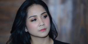Gaya Rumahan Nagita Slavina, Habis Keramas Pakai Kaos Branded