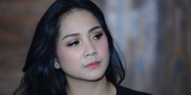 Gaya Rumahan Nagita Slavina, Habis Keramas Pakai Kaos Branded