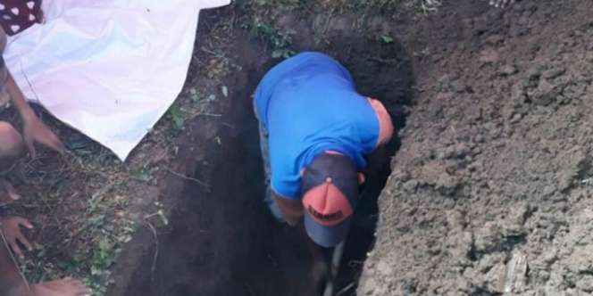 Gali Sendiri Kuburannya, Petani Ini Siap Dipanggil Allah Kapan Saja