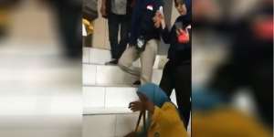 Mahasiswa Baru Jalan Jongkok Naiki Tangga, Rektor Minta Maaf