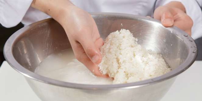 Jangan Buang Air Cucian Beras, Bisa Dijadikan Pembersih