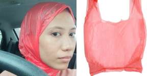 Aksi Kocak Hijabers Ganti Kerudung dengan Kantung Plastik