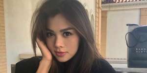 Lesehan, Adinda Bakrie Taruh Tas Setengah Miliar di Aspal