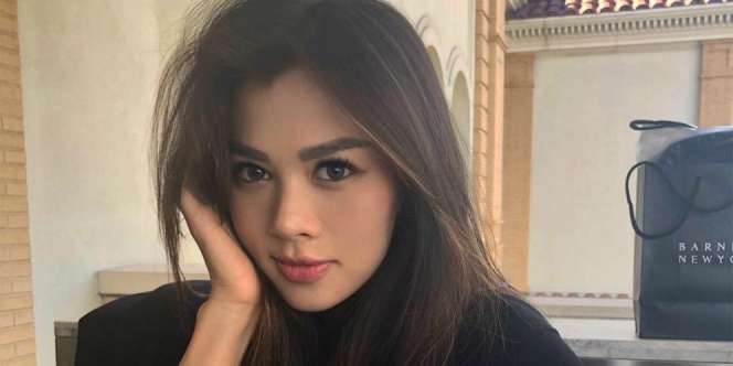 Lesehan, Adinda Bakrie Taruh Tas Setengah Miliar di Aspal