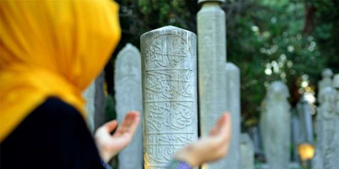 Tata Cara Memandikan Jenazah Perempuan dan Laki-laki dengan Niat Menurut Islam
