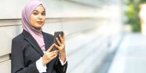 Bahaya Mengerikan Layar Ponsel untuk Kecantikan