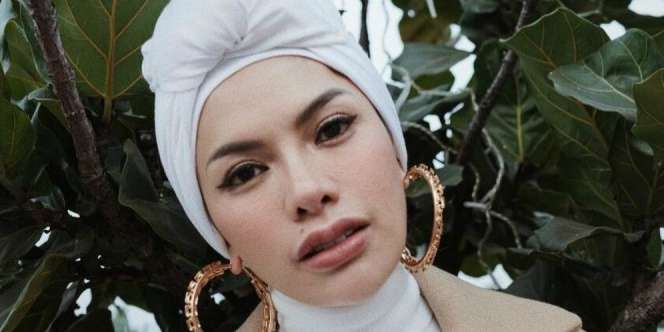 Pesona Nikita Mirzani Berbusana Syar'i Serba Pink