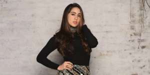 Tampil Cantik 5 Menit dengan Makeup Monokrom Sara Ali Khan