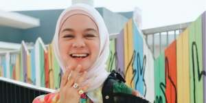 Padu Padan Hijab dan Tas Soft-Minimalis ala Tantri Namirah