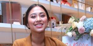 Punya 2 Anak, ini Cara Tyna Kanna Mirdad Tampil Modis