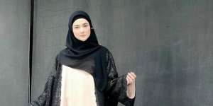 Gaya Syar'i Mulan Jameela dengan Gamis Satin dan Khimar