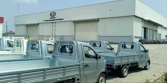 Pulang ke Solo, Jokowi Mampir ke Pabrik Mobil Esemka