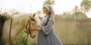 Konsep Unik Maternity Shoot Irish Bella, Pose dengan Kuda