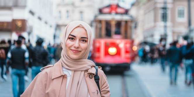 Fashion Item untuk Traveling Nyaman dan Penuh Gaya