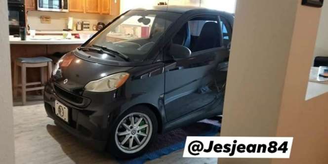 Takut Tersapu Badai, Mobil Dimasukkan di Dapur