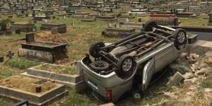 Mobil Terguling Timpa Makam di Tanah Kusir, Kok Bisa?