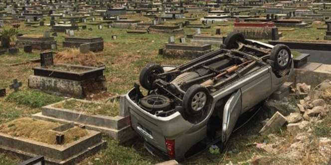 Mobil Terguling Timpa Makam di Tanah Kusir, Kok Bisa?