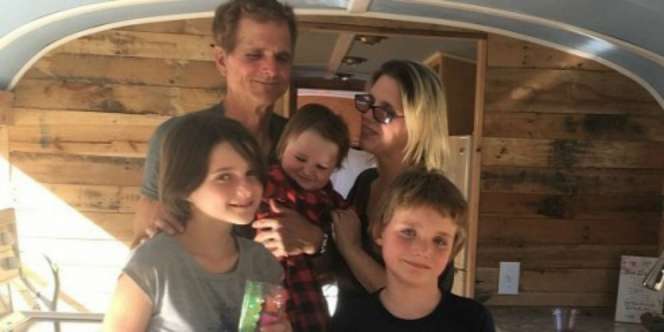 Saat Bus Sekolah Disulap Jadi Rumah Gelandangan