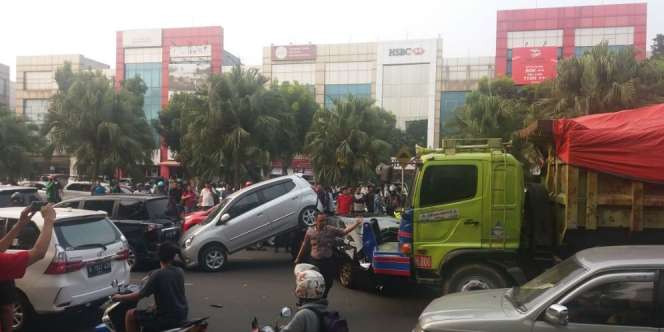 Tabrakan Beruntun Terjadi di Bintaro, Terekam CCTV