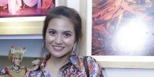 Potret Stunning Marsha Aruan 'Glow in the Dark'