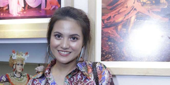 Potret Stunning Marsha Aruan 'Glow in the Dark'