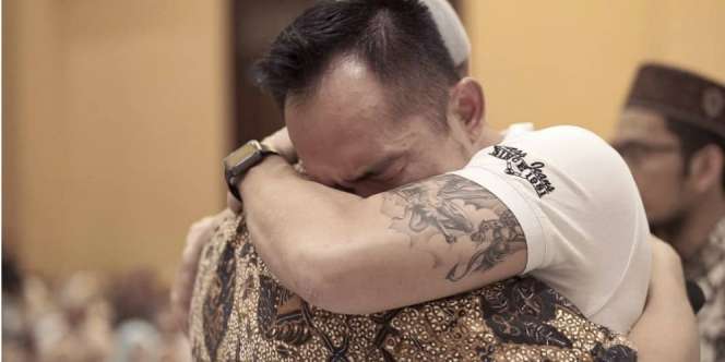 Video Detik-detik Kakak Ustaz Felix Siauw Masuk Islam