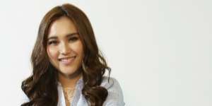 Niat Pamer Sepatu, Baju Ayu Ting Ting Malah Panen Kritik